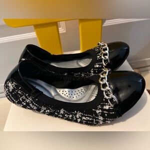 Dexflex Comfort Flats Black and White Scrunch Ballet with Chain Accent Size 5